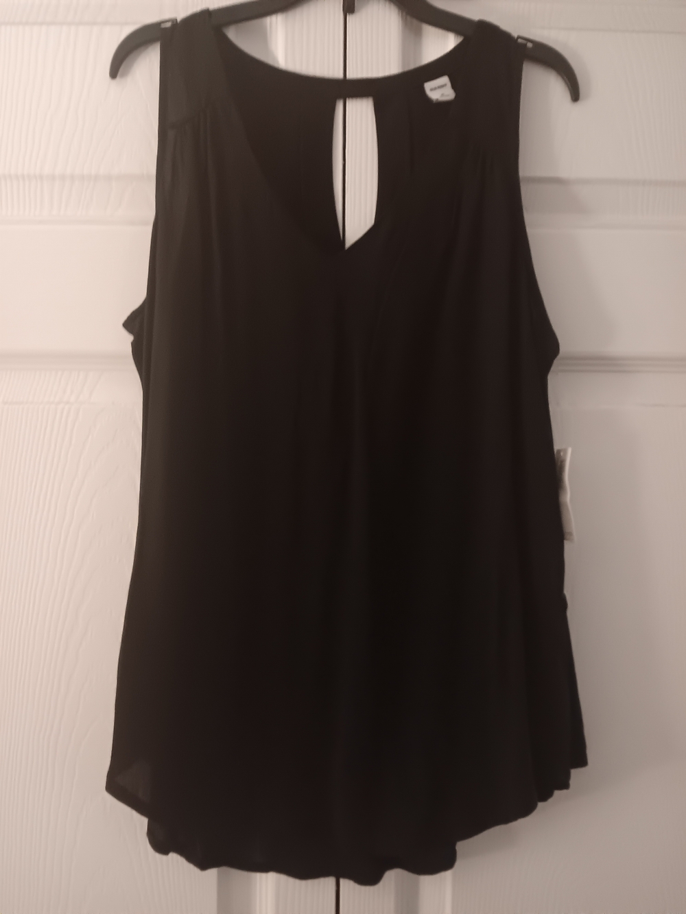 Old Navy Black Sleeveless Keyhole Tank